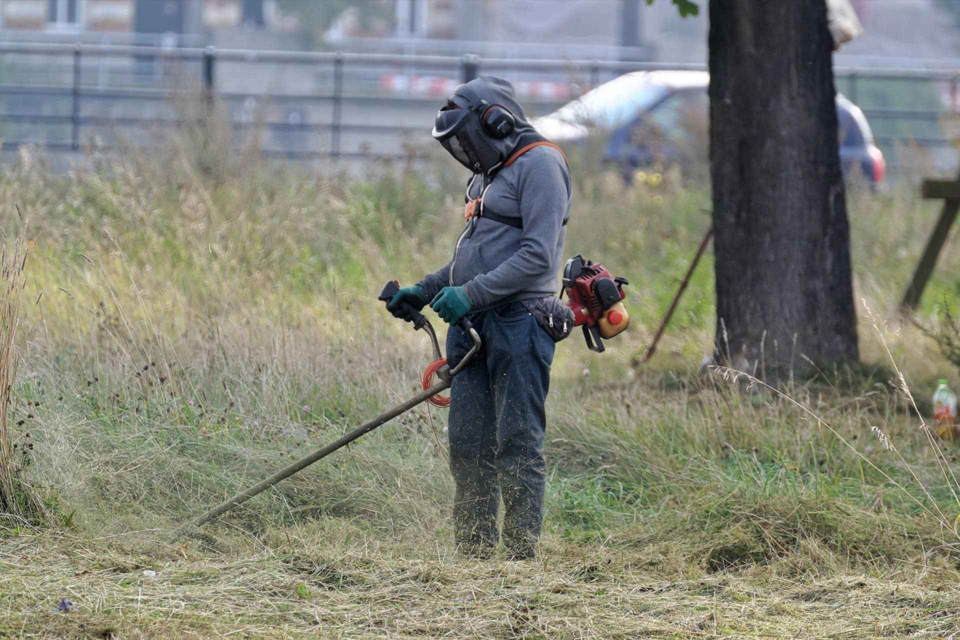 Mitarbeiter bei der Betreuung einer Wohnanlage