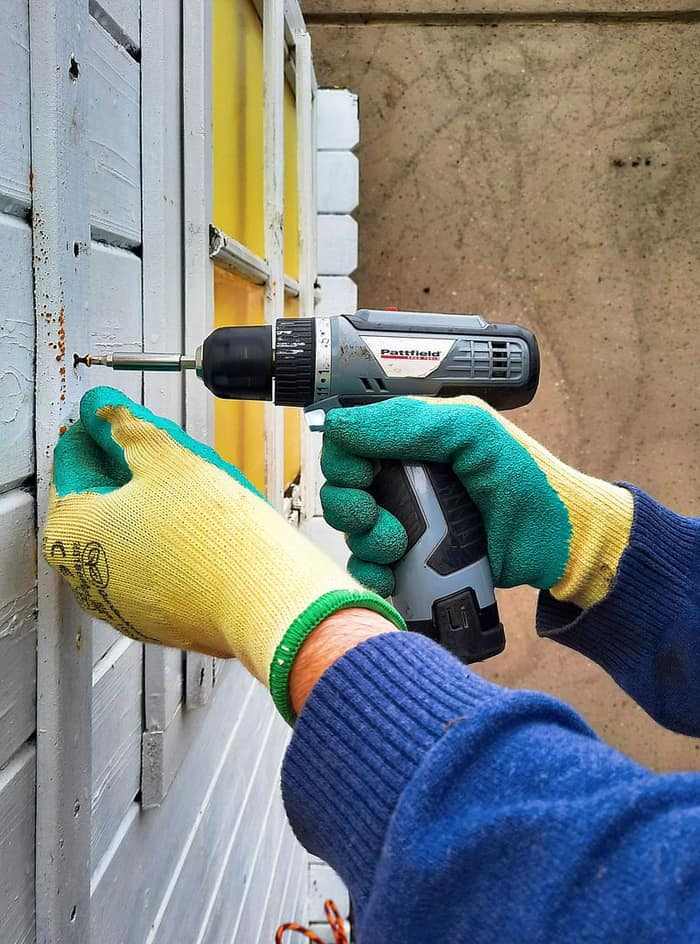 Hausmeister bei Reparaturarbeiten in einem Wohngebäude